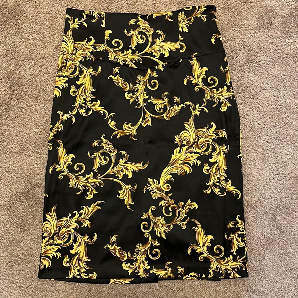 Woman’s silk detailed skirt size large
